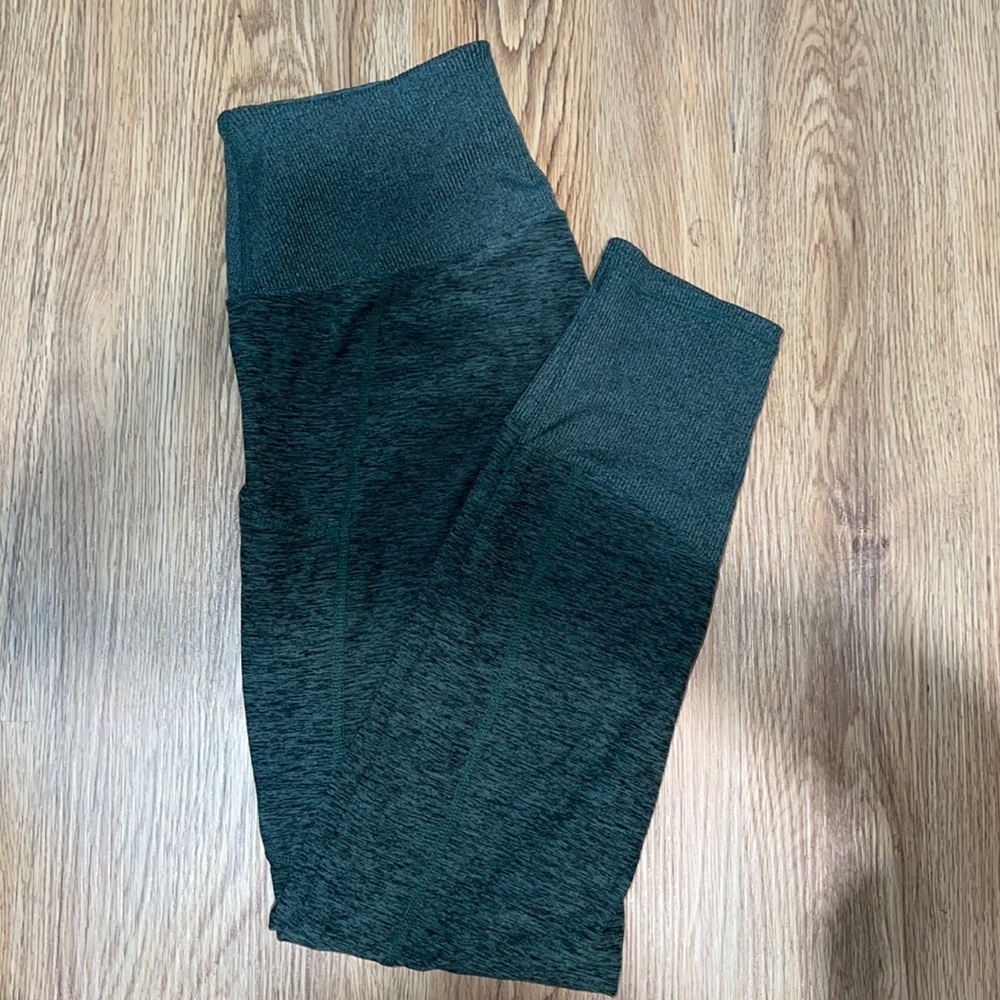 kirkland green leggings with pockets!